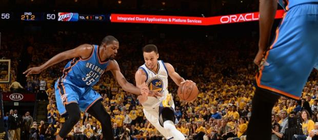 Stephen Curry frente a Kevin Durant en el quinto partido. Stephen Curry frente a Kevin Durant en el quinto partido.