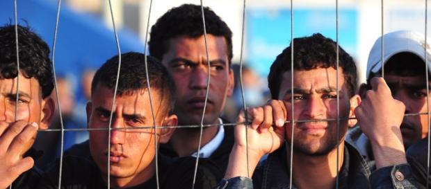 Tanti giovani migranti in cerca di una nuova vita. Tanti giovani migranti in cerca di una nuova vita.