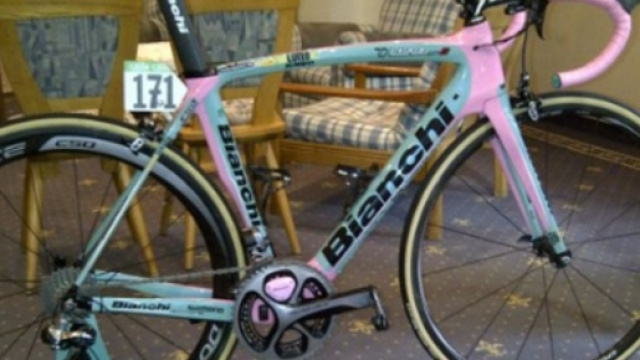 La Bianchi celeste e rosa di Steven Kruijswijk