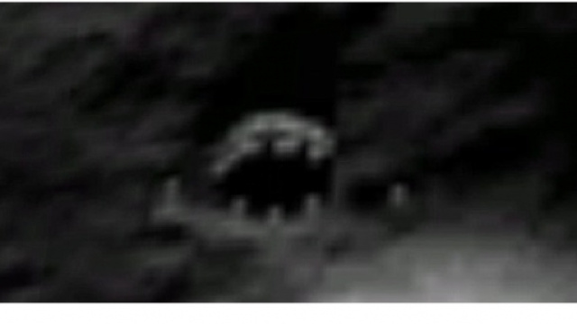 La strana immagine tratta da Google Earth: costruzione aliena sulla Luna?