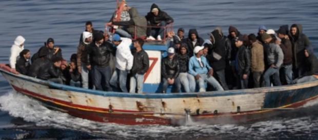 Ancora un barcone rovesciato al largo della Libia Ancora un barcone rovesciato al largo della Libia