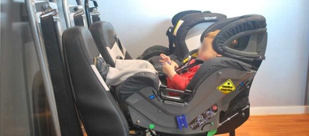 Bebé en una silla a contramarcha Bebé en una silla a contramarcha