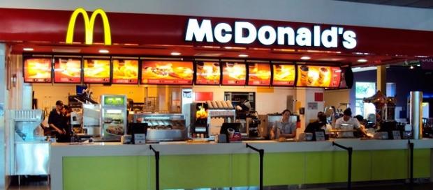 Fotografía de mostrador de un establecimiento de McDonald's Fotografía de mostrador de un establecimiento de McDonald's