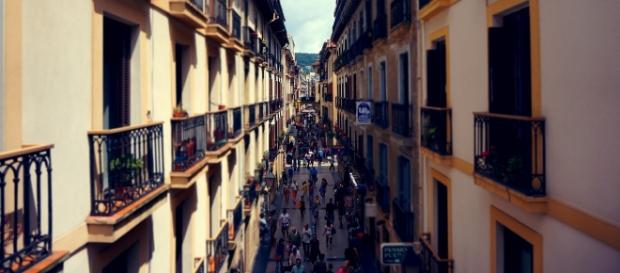 Imagen de un céntrica calle con balcones Imagen de un céntrica calle con balcones