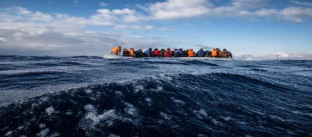 Inmigrantes a la deriva en el Mediterráneo. MSF Inmigrantes a la deriva en el Mediterráneo. MSF