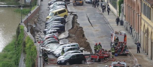 Le auto inghiottite dalla voragine Le auto inghiottite dalla voragine