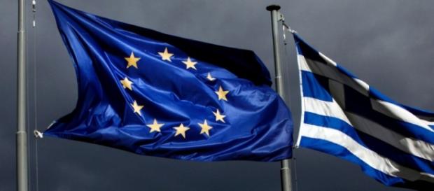 Le bandiere dell'UE e della Grecia su Atene Le bandiere dell'UE e della Grecia su Atene