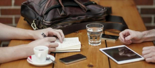 Pareja de emprendedores en una reunión anotando ideas. Pareja de emprendedores en una reunión anotando ideas.