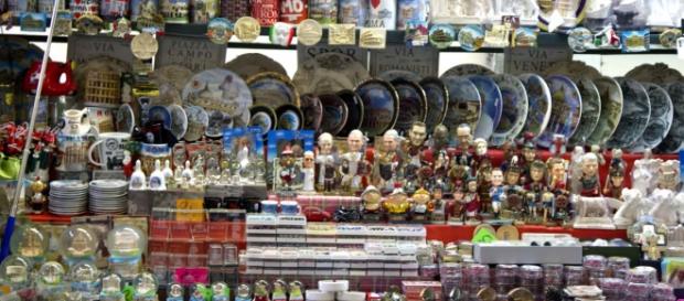 Roma, i cinesi stanno comprando la Capitale d'Italia Roma, i cinesi stanno comprando la Capitale d'Italia