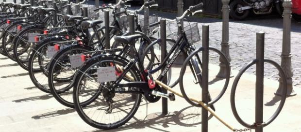 Un modo elegante di parcheggiare le biciclette con tanto di approvazione comunale. Peccato che sia solo per i clienti dell'albergo! Un modo elegante di parcheggiare le biciclette con tanto di approvazione comunale. Peccato che sia solo per i clienti dell'albergo!