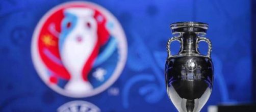 Logo Euro 2016 con la Coppa dell'Europeo