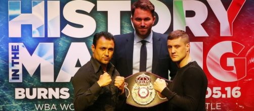 Michele Di Rocco (a sinistra) e Ricky Burns (destra) in posa con la cintura mondiale WBA