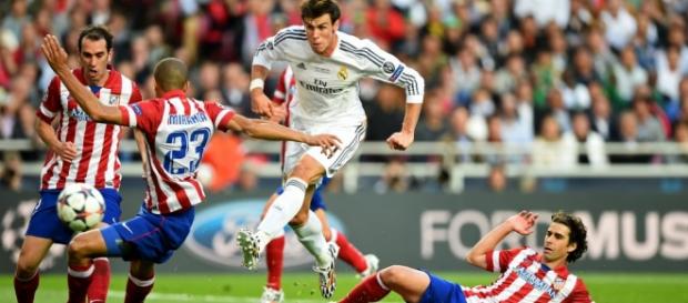 Bale luchando contra la defensa imbatible del Atlético Bale luchando contra la defensa imbatible del Atlético