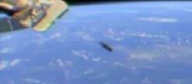 Ecco la strana immagine proveniente dallo spazio: Ufo nei pressi della ISS? Ecco la strana immagine proveniente dallo spazio: Ufo nei pressi della ISS?