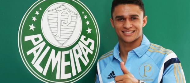 Erik Lima, de apenas 21 anos, é cobiçado por Porto e Benfica de Portugual. Erik Lima, de apenas 21 anos, é cobiçado por Porto e Benfica de Portugual.