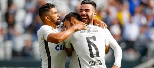 Jogadores comemorando um dos gols da partida. Jogadores comemorando um dos gols da partida.