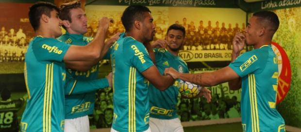Jogadores do Palmeiras na zona mista do Allianz Parque (Foto: Cesar Greco/Ag Palmeiras/Divulgação) Jogadores do Palmeiras na zona mista do Allianz Parque (Foto: Cesar Greco/Ag Palmeiras/Divulgação)