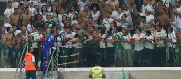 Prass pedindo à torcida não usar sinalizadores (Foto: Cesar Greco/Ag Palmeiras/Divulgação) Prass pedindo à torcida não usar sinalizadores (Foto: Cesar Greco/Ag Palmeiras/Divulgação)