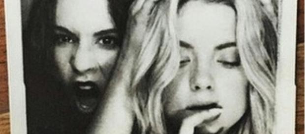 Troian Bellisario e Ashley Benson nomeadas para 'Choice TV Actress' Troian Bellisario e Ashley Benson nomeadas para 'Choice TV Actress'