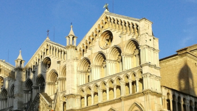 La cattedrale di Ferrara, con l'ombra di una torre medievale