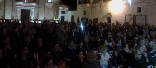 Piazza San Martino gremita di gente per uno degli appuntamenti elettorali di Giuseppe Tanisi