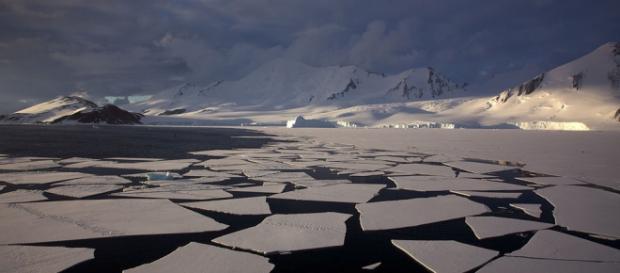 Antarctic mountains, pack ice and ice floes. Jason Auch, https://commons.wikimedia.org/wiki/File:Antarctic_mountains,_pack_ice_and_ice_floes.jpg Antarctic mountains, pack ice and ice floes. Jason Auch, https://commons.wikimedia.org/wiki/File:Antarctic_mountains,_pack_ice_and_ice_floes.jpg