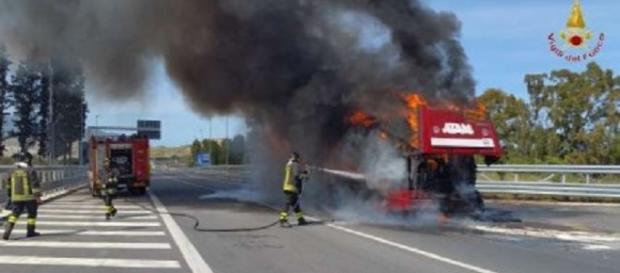 Calabria, autobus prende fuoco Calabria, autobus prende fuoco