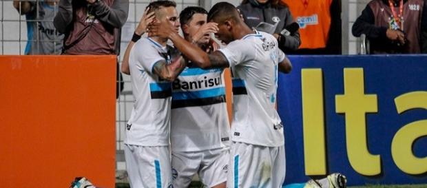 Jogadores comemorando um dos gols da partida. Jogadores comemorando um dos gols da partida.
