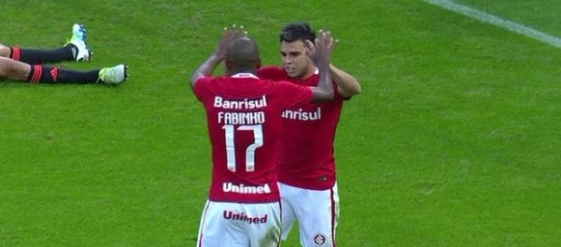 Jogadores se cumprimentando após o gol contra de Renê. Jogadores se cumprimentando após o gol contra de Renê.