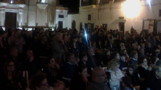 Piazza San Martino gremita di gente per uno degli appuntamenti elettorali di Giuseppe Tanisi