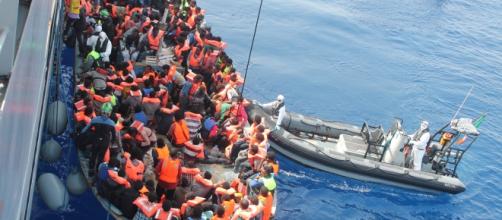 Crisi migratoria, weekend di fuoco per la Marina Militare