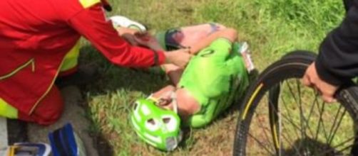 Corridori a terra dopo l'incidente al Giro del Belgio