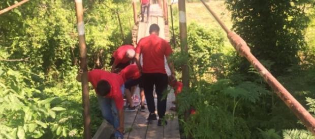 10 PSD-iști răniți în timp ce traversau un pod 10 PSD-iști răniți în timp ce traversau un pod