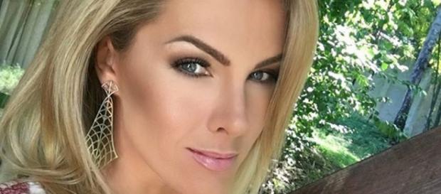 A apresentadora sofreu ataque de "fã" A apresentadora sofreu ataque de "fã"