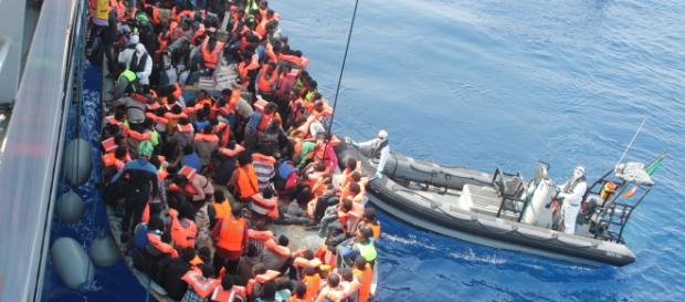 Crisi migratoria, weekend di fuoco per la Marina Militare Crisi migratoria, weekend di fuoco per la Marina Militare