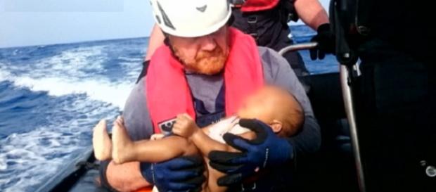 El cuerpo de un bebe muerto es rescatado de las aguas Euronews El cuerpo de un bebe muerto es rescatado de las aguas Euronews