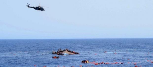 La Guardia Costera italiana rescató a 130 náufragos este viernes La Guardia Costera italiana rescató a 130 náufragos este viernes