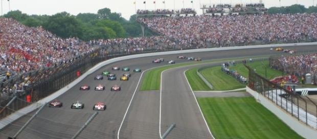 Os pilotos Hélio Castroneves e Tony Kanaan vão representar o Brasil na 100ª edição das 500 Milhas de Indianápolis. Os pilotos Hélio Castroneves e Tony Kanaan vão representar o Brasil na 100ª edição das 500 Milhas de Indianápolis.