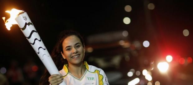 Viviane percorreu parte da Avenida Josefa de Melo com a tocha, sob clima frio e chuvoso Viviane percorreu parte da Avenida Josefa de Melo com a tocha, sob clima frio e chuvoso