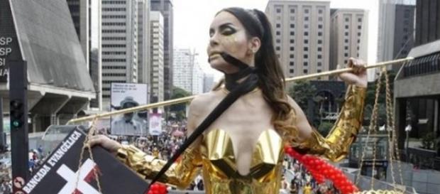 Viviany Beleboni, na Parada LGBT de 2016, representando a Justiça amordaçada pelos fundamentalistas Viviany Beleboni, na Parada LGBT de 2016, representando a Justiça amordaçada pelos fundamentalistas