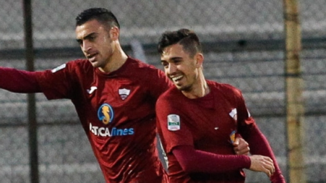 Eramo abbraccia Coronado, autore del gol-partita in casa dello Spezia