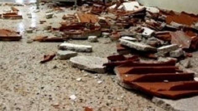 Ultime notizie scuola, sabato 28 maggio 2016: crollo intonaco