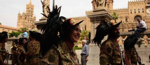 Bersaglieri davanti la Cattedrale di Palermo sfilano per il 64 Raduno Italiano 2016