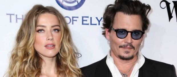 A separação do casal teria como pivô Cara Delevingne, com quem Amber Heard teria um caso. A separação do casal teria como pivô Cara Delevingne, com quem Amber Heard teria um caso.