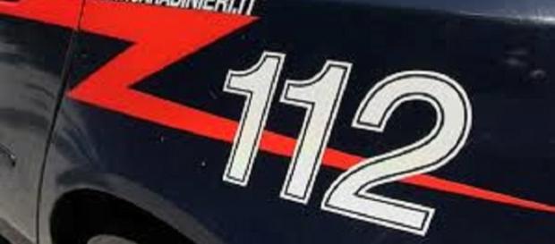 Calabria: finisce con la smart in un portone Calabria: finisce con la smart in un portone