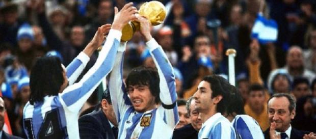 Daniel Passarella leva al cielo la Coppa del Mondo vinta dall'Argentina nel 1978 Daniel Passarella leva al cielo la Coppa del Mondo vinta dall'Argentina nel 1978
