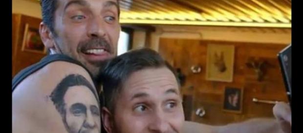 Il se tatoue le visage d'un fan sur le bras ! Il se tatoue le visage d'un fan sur le bras !