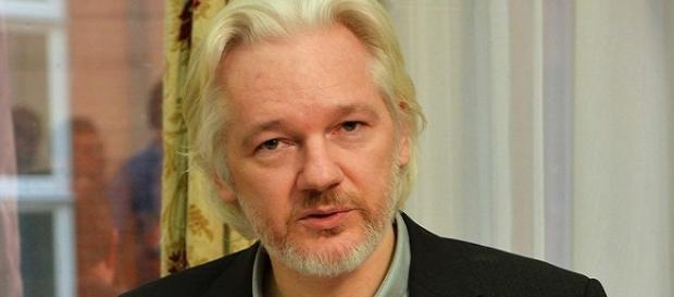 Julian Assange, collegato in videoconferenza con la "Wired Next Fest", critica i Panama Pampers e la candidata democratica Hillary Clinton Julian Assange, collegato in videoconferenza con la "Wired Next Fest", critica i Panama Pampers e la candidata democratica Hillary Clinton