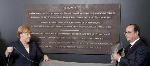Merkel e Hollande durante la celebrazione dell'anniversario della battaglia di Verdun Merkel e Hollande durante la celebrazione dell'anniversario della battaglia di Verdun