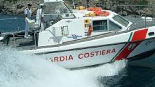 Calabria, coppia salvata tra gli scogli